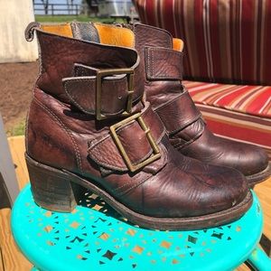 Frye Sabrina size 7 great shape.